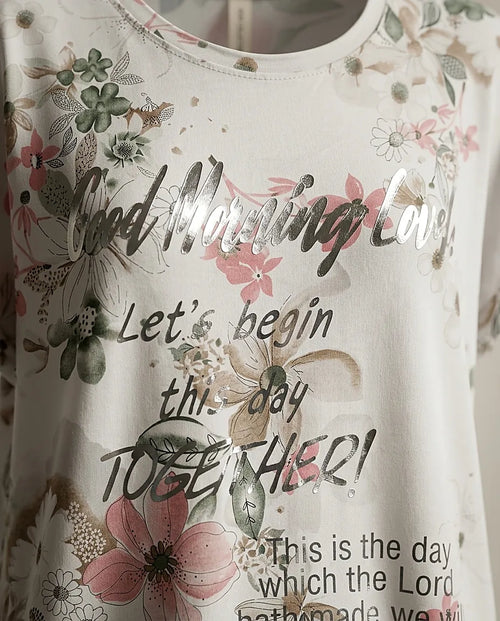 Tricou alb de damă cu imprimeu floral roz și mesaj inspirațional argintiu, mânecă scurtă și șnur reglabil în talie