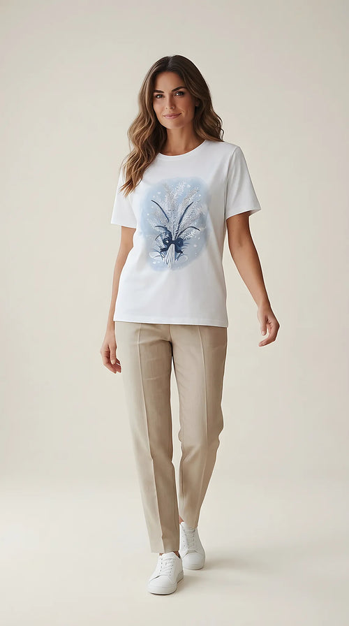 Tricou alb de damă cu imprimeu grafic buchet de lavandă și detalii argintii cu sclipici, guler rotund, mânecă scurtă