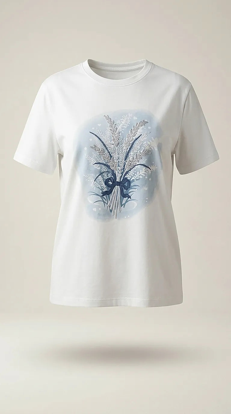 Tricou alb de damă cu imprimeu grafic buchet de lavandă și detalii argintii cu sclipici, guler rotund, mânecă scurtă