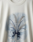Tricou alb de damă cu imprimeu grafic buchet de lavandă și detalii argintii cu sclipici, guler rotund, mânecă scurtă