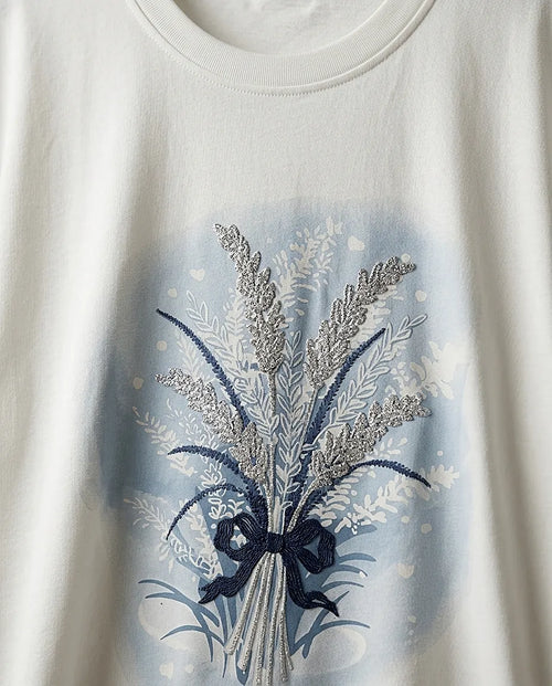 Tricou alb de damă cu imprimeu grafic buchet de lavandă și detalii argintii cu sclipici, guler rotund, mânecă scurtă