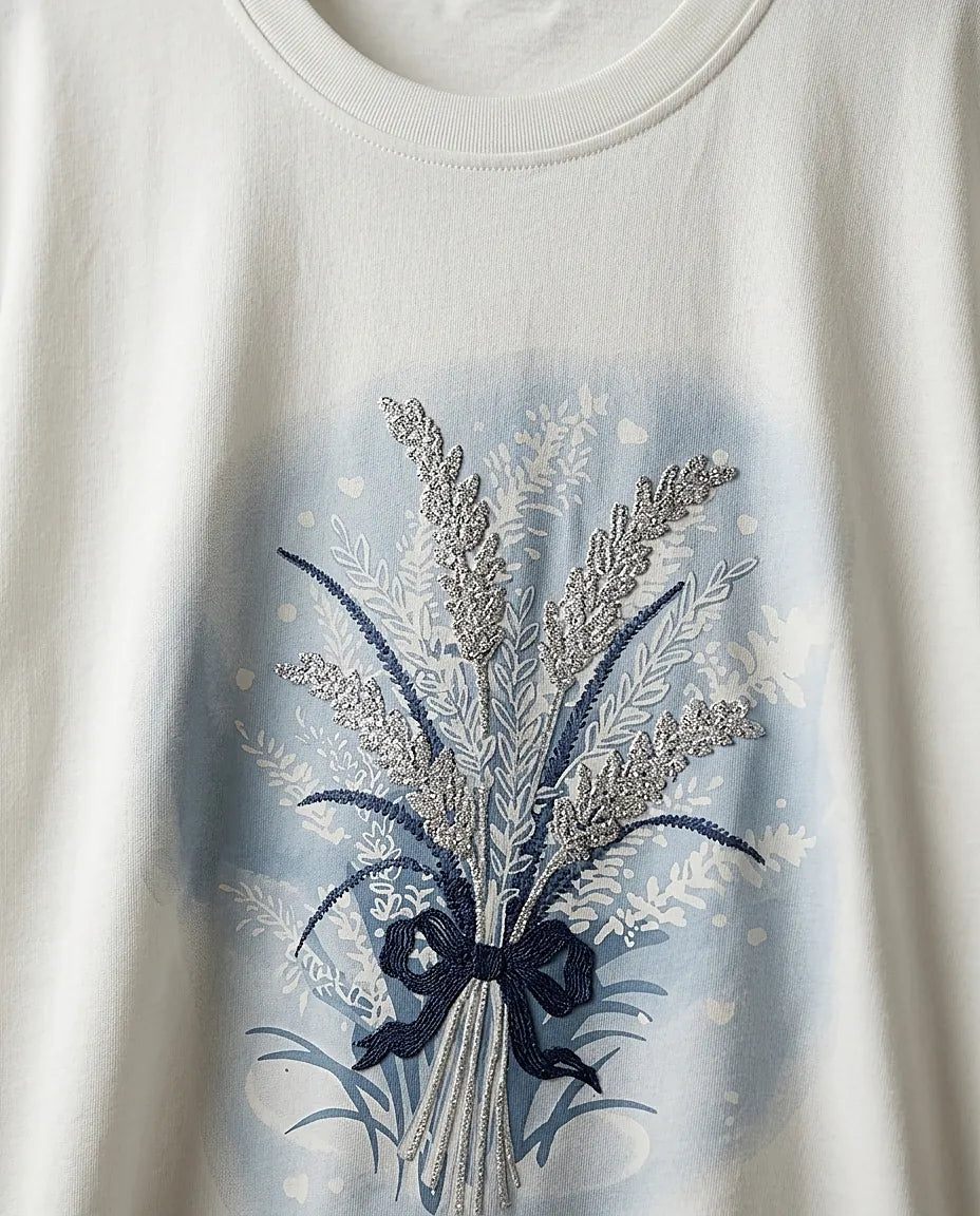 Tricou alb de damă cu imprimeu grafic buchet de lavandă și detalii argintii cu sclipici, guler rotund, mânecă scurtă