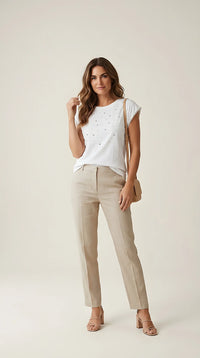 Tricou alb de damă cu mânecă scurtă, decorat cu perle și cristale irizante, stil casual-elegant | Mira Style