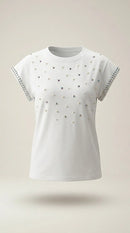 Tricou alb de damă cu mânecă scurtă, decorat cu perle și cristale irizante, stil casual-elegant