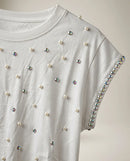 Tricou alb de damă cu mânecă scurtă, decorat cu perle și cristale irizante, stil casual-elegant