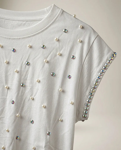Tricou alb de damă cu mânecă scurtă, decorat cu perle și cristale irizante, stil casual-elegant