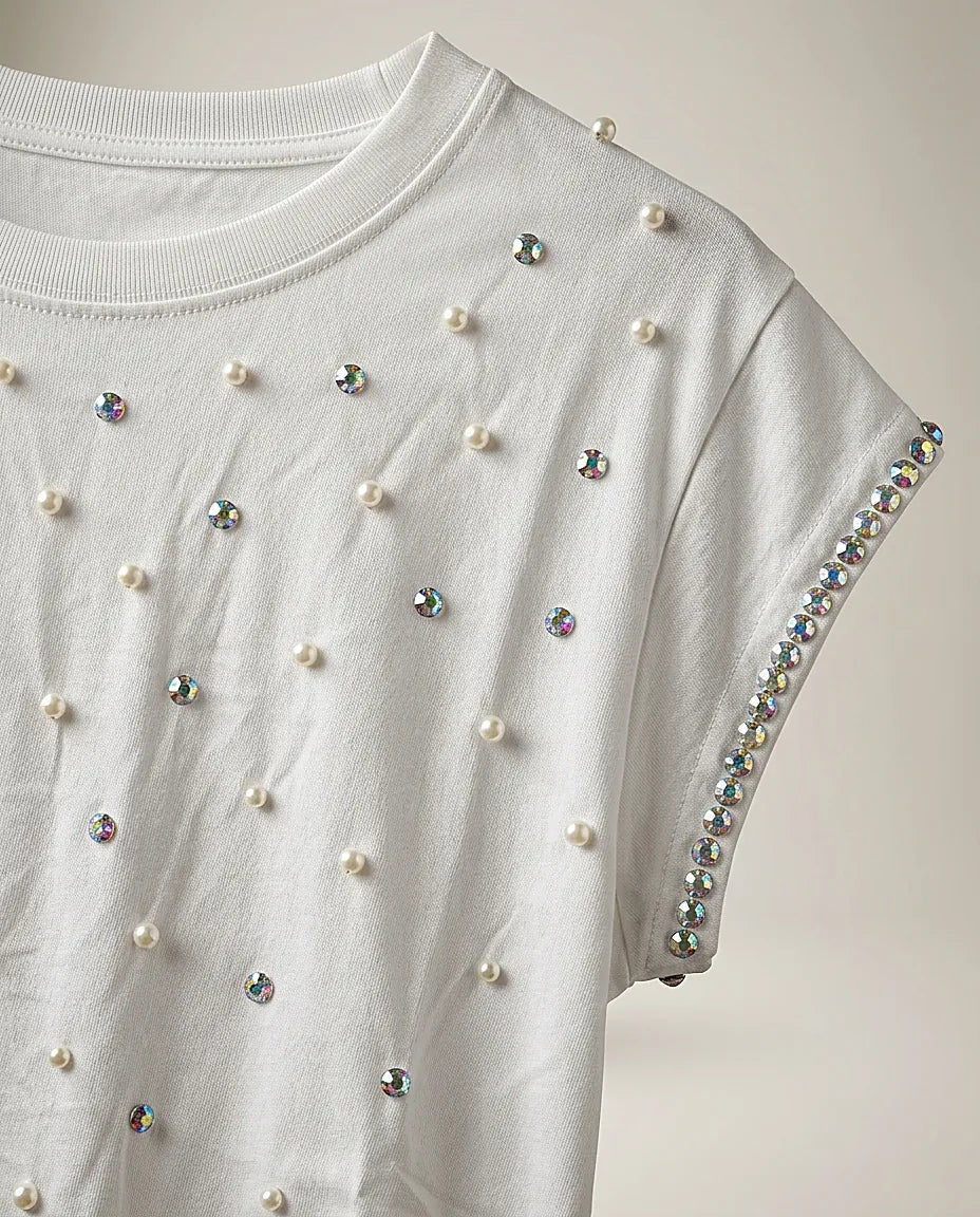 Tricou alb de damă cu mânecă scurtă, decorat cu perle și cristale irizante, stil casual-elegant