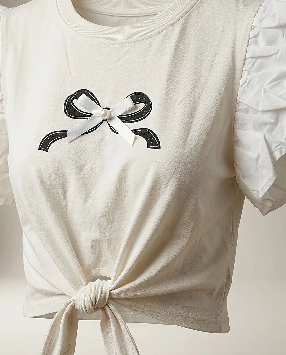 Tricou alb de damă cu mâneci scurte cu volane, imprimeu fundă și nod decorativ în față