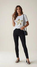 Tricou alb de damă din bumbac cu aplicație stea mare din paiete aurii, mânecă scurtă și guler rotund, perfect pentru un look casual-chic