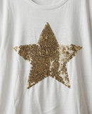Tricou alb de damă din bumbac cu aplicație stea mare din paiete aurii, mânecă scurtă și guler rotund, perfect pentru un look casual-chic