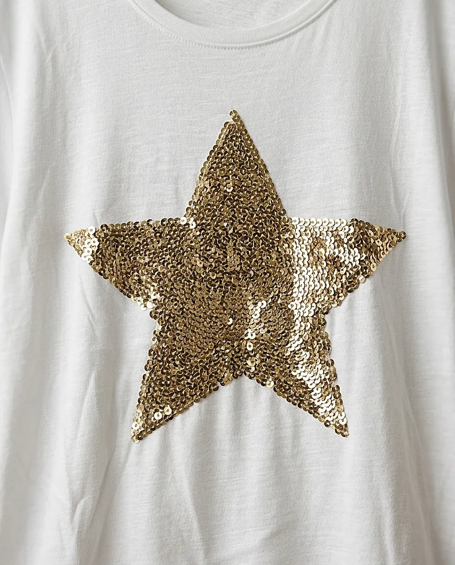 Tricou alb de damă din bumbac cu aplicație stea mare din paiete aurii, mânecă scurtă și guler rotund, perfect pentru un look casual-chic