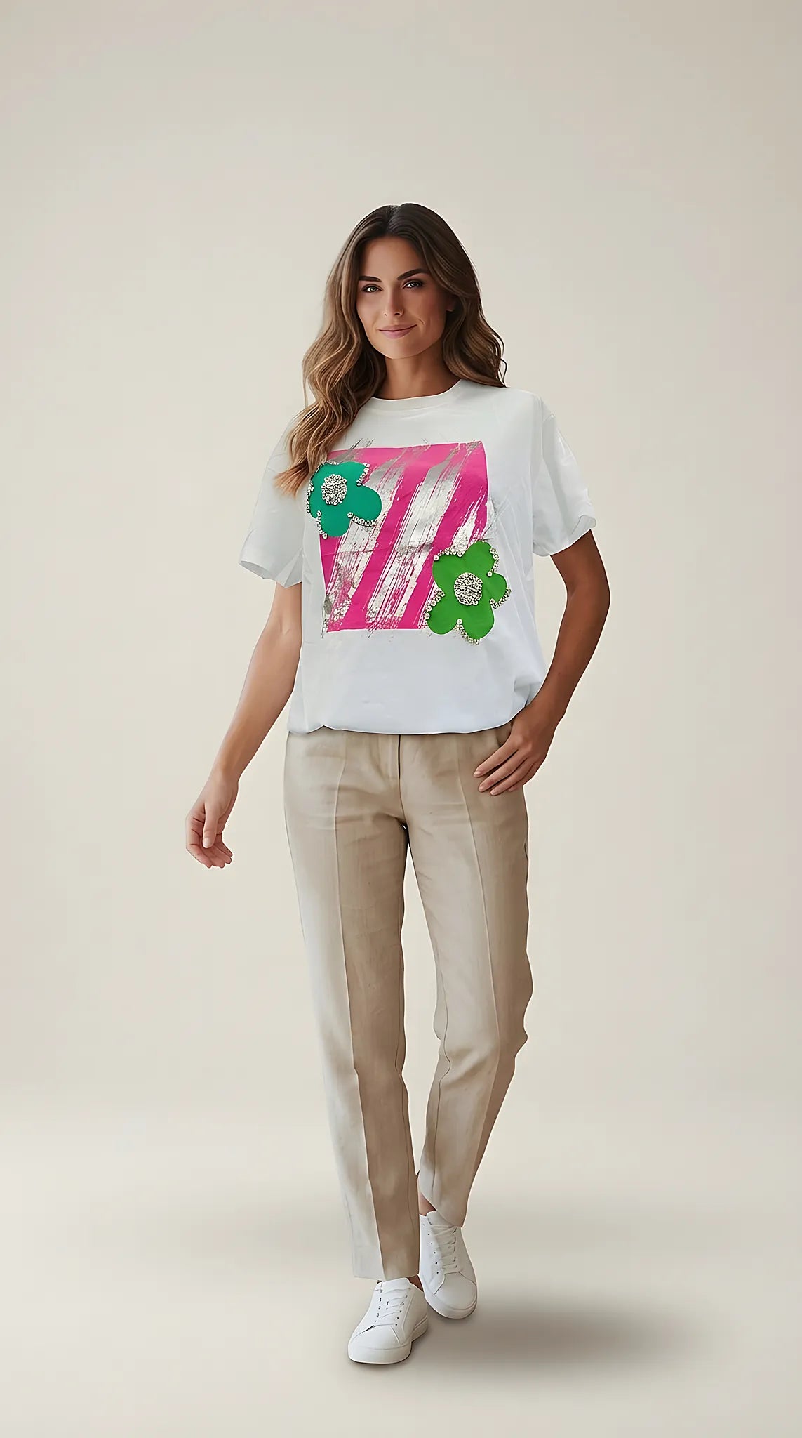 Tricou alb de damă din bumbac cu imprimeu abstract roz-argintiu și aplicații florale 3d cu cristale