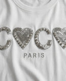 Tricou alb de damă din bumbac cu imprimeu 'coco paris' decorat cu paiete argintii și cristale