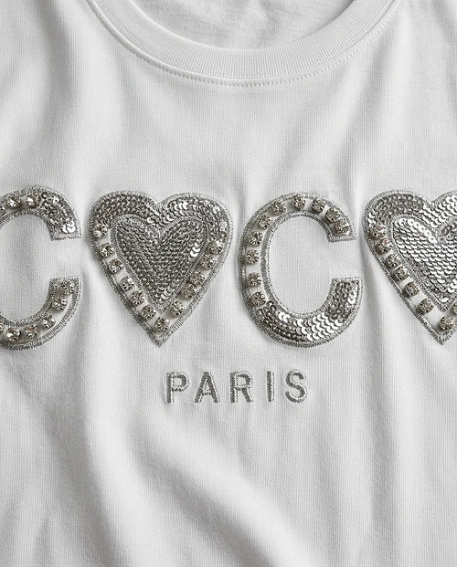 Tricou alb de damă din bumbac cu imprimeu 'coco paris' decorat cu paiete argintii și cristale