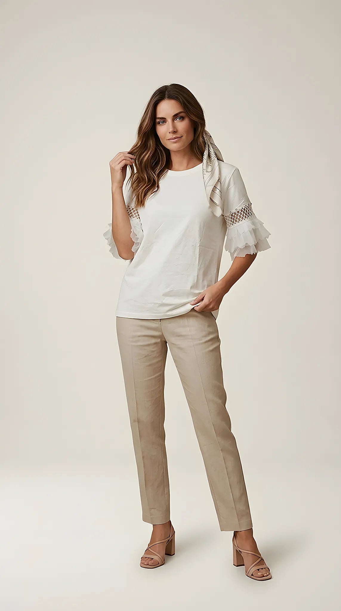 Tricou alb de damă din bumbac cu mâneci scurte evazate din voal și detalii tip rețea cu cristale, stil casual-elegant