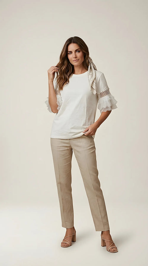 Tricou alb de damă din bumbac cu mâneci scurte evazate din voal și detalii tip rețea cu cristale, stil casual-elegant