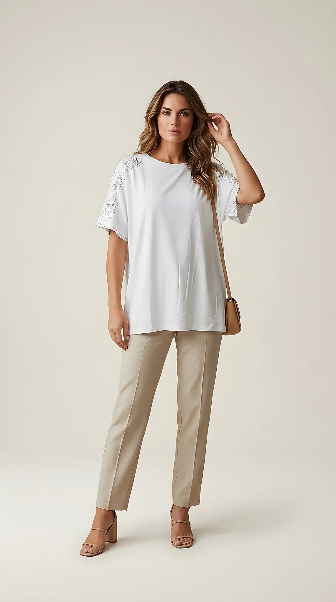 Tricou alb de damă oversized cu broderie florală și aplicații discrete pe umeri, stil casual-elegant