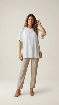 Tricou alb de damă oversized cu broderie florală și aplicații discrete pe umeri, stil casual-elegant | Mira Style