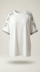 Tricou alb de damă oversized cu broderie florală și aplicații discrete pe umeri, stil casual-elegant