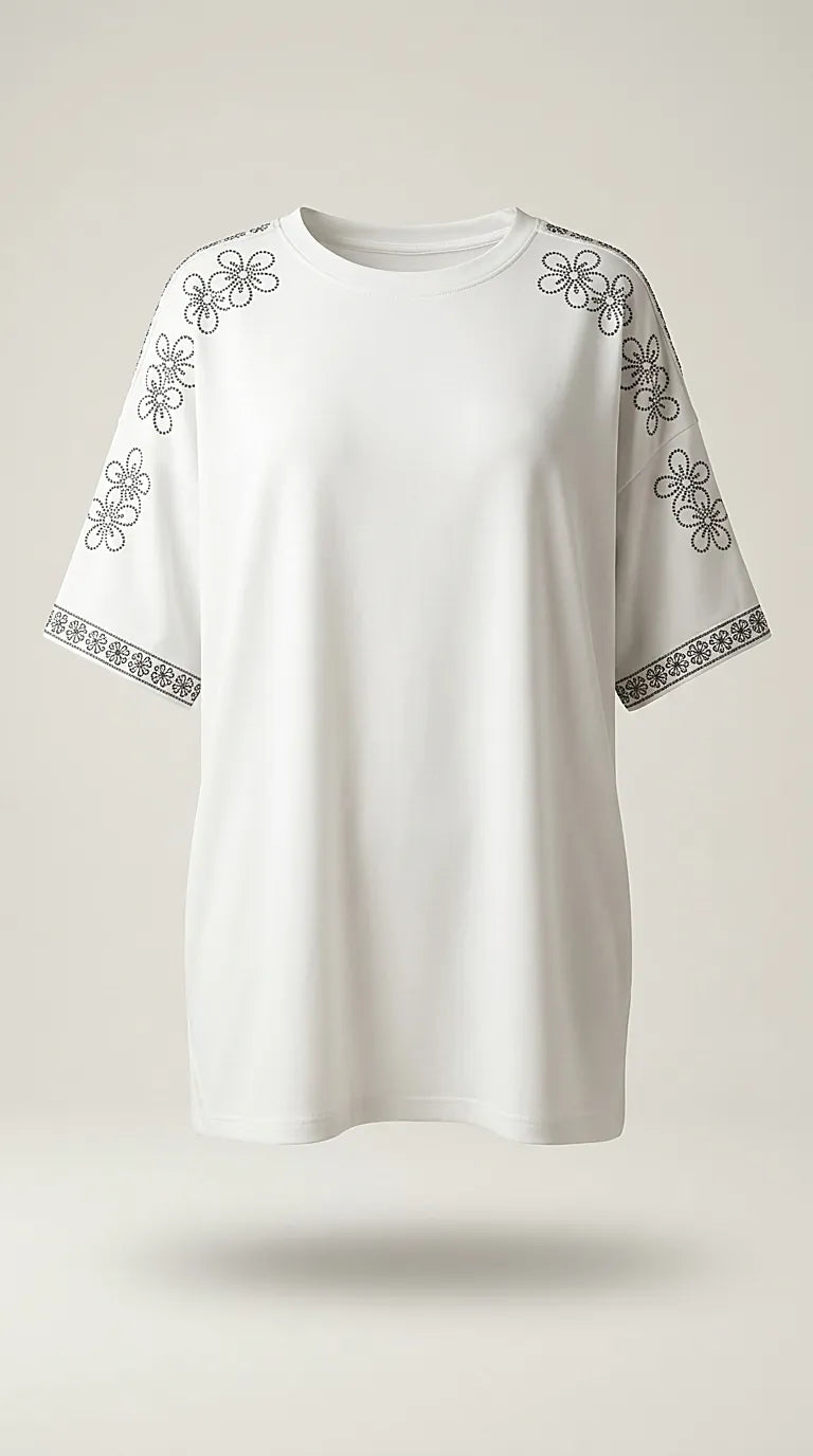 Tricou alb de damă oversized cu broderie florală și aplicații discrete pe umeri, stil casual-elegant