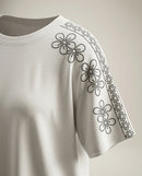 Tricou alb de damă oversized cu broderie florală și aplicații discrete pe umeri, stil casual-elegant