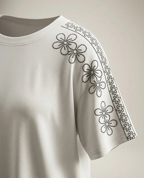 Tricou alb de damă oversized cu broderie florală și aplicații discrete pe umeri, stil casual-elegant