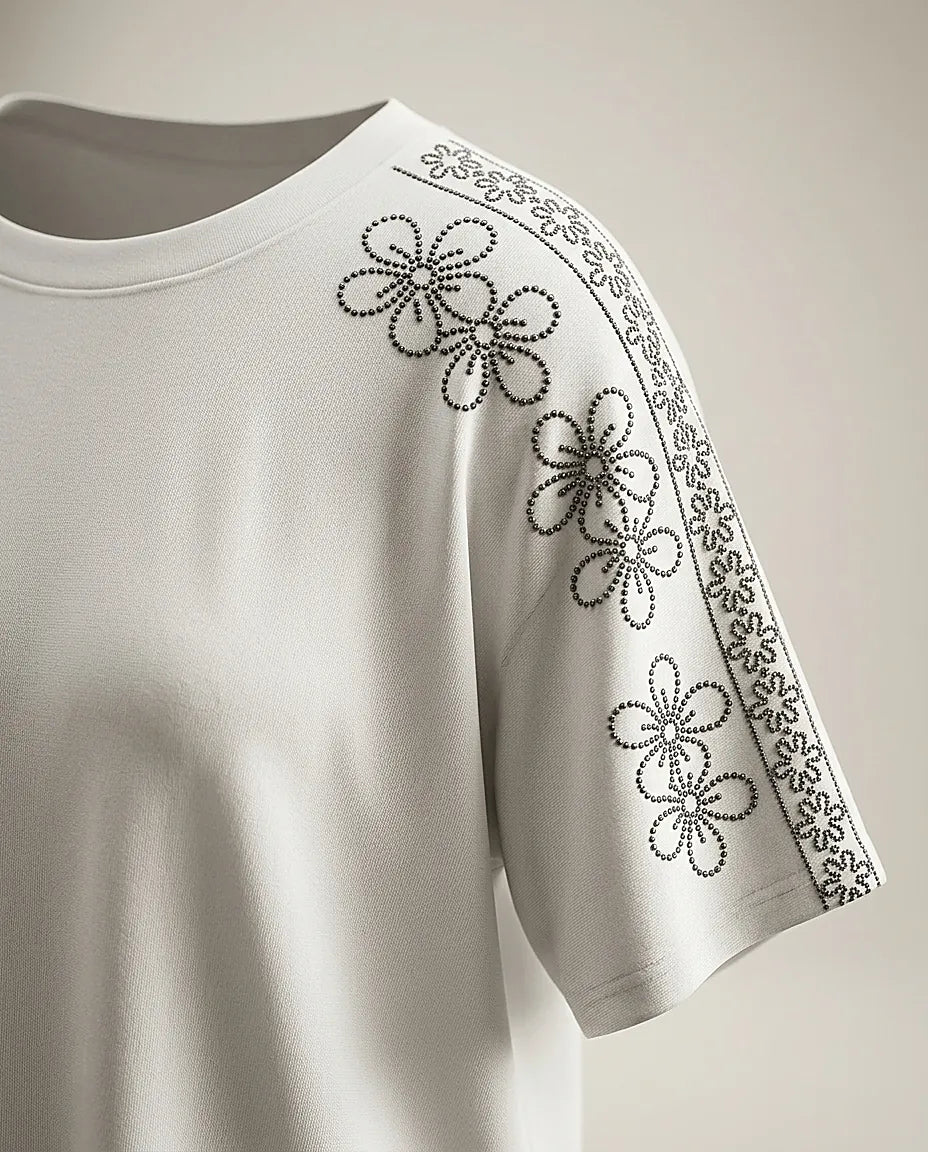 Tricou alb de damă oversized cu broderie florală și aplicații discrete pe umeri, stil casual-elegant