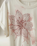 Tricou alb din bumbac pentru femei cu floare roz brodată și paiete, mânecă scurtă și guler rotund, stil casual-elegant