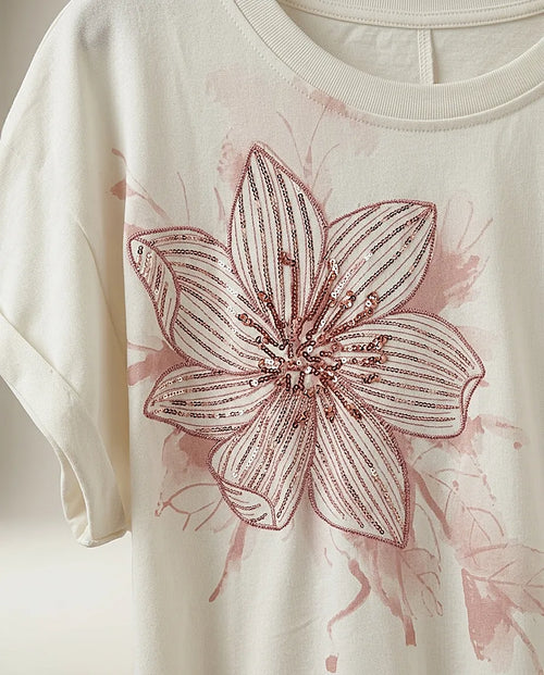 Tricou alb din bumbac pentru femei cu floare roz brodată și paiete, mânecă scurtă și guler rotund, stil casual-elegant