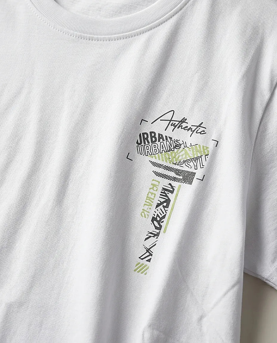 Tricou bărbătesc alb din bumbac cu imprimeu grafic 'stay humble' pe spate și design urban
