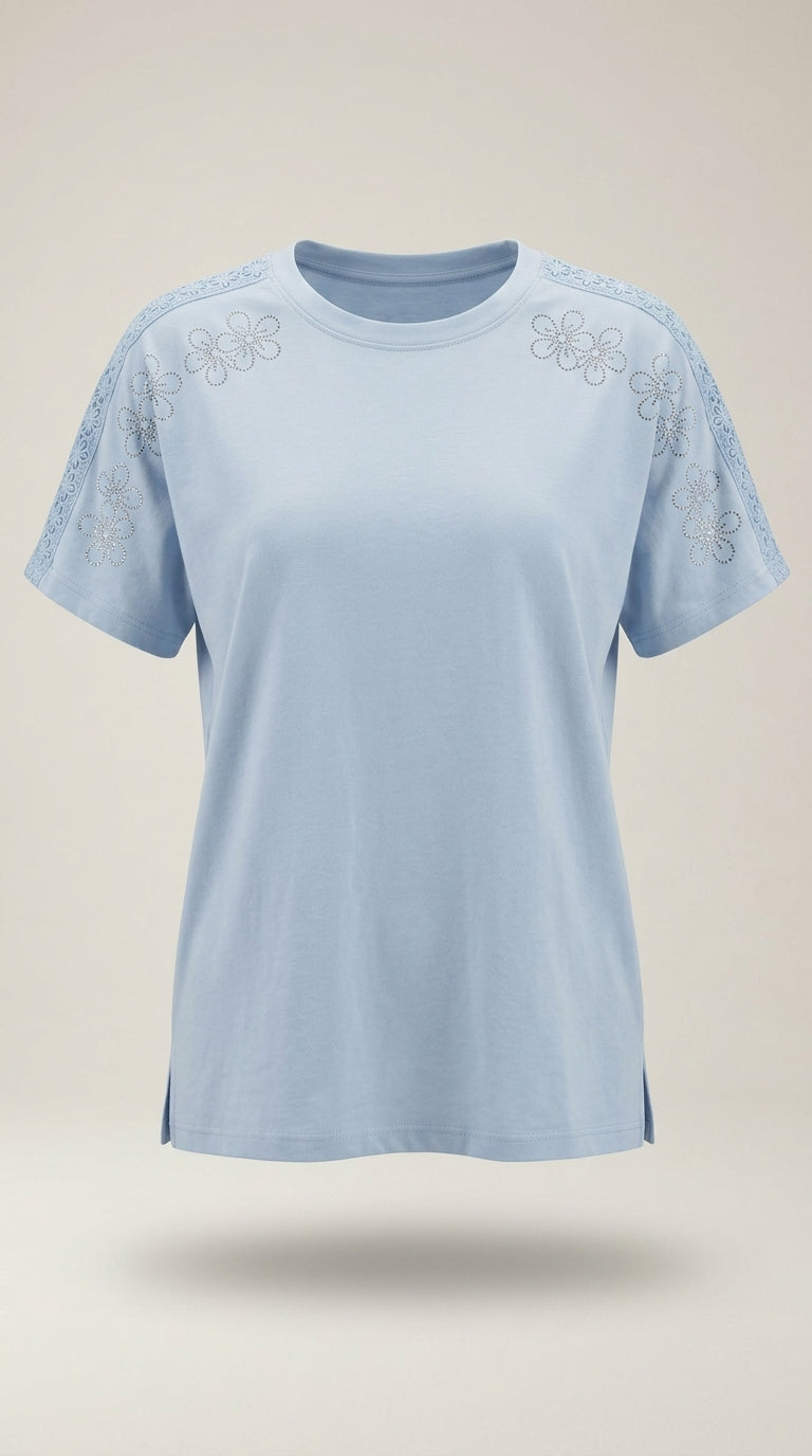 Tricou damă elegant albastru deschis cu aplicații florale din strasuri și inserții de dantelă la umeri, mânecă scurtă din bumbac | Mira Style