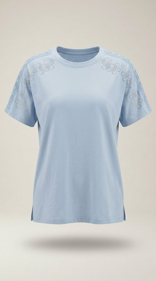 Tricou damă elegant albastru deschis cu aplicații florale din strasuri și inserții de dantelă la umeri, mânecă scurtă din bumbac