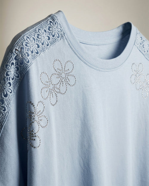 Tricou damă elegant albastru deschis cu aplicații florale din strasuri și inserții de dantelă la umeri, mânecă scurtă din bumbac