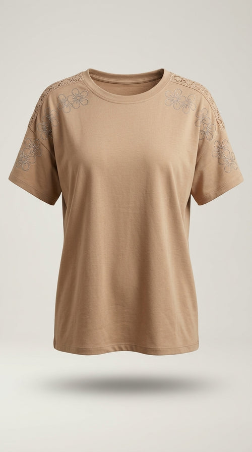 Tricou damă elegant bej cu aplicații florale din strasuri și dantelă pe umeri, mânecă scurtă, stil casual-chic