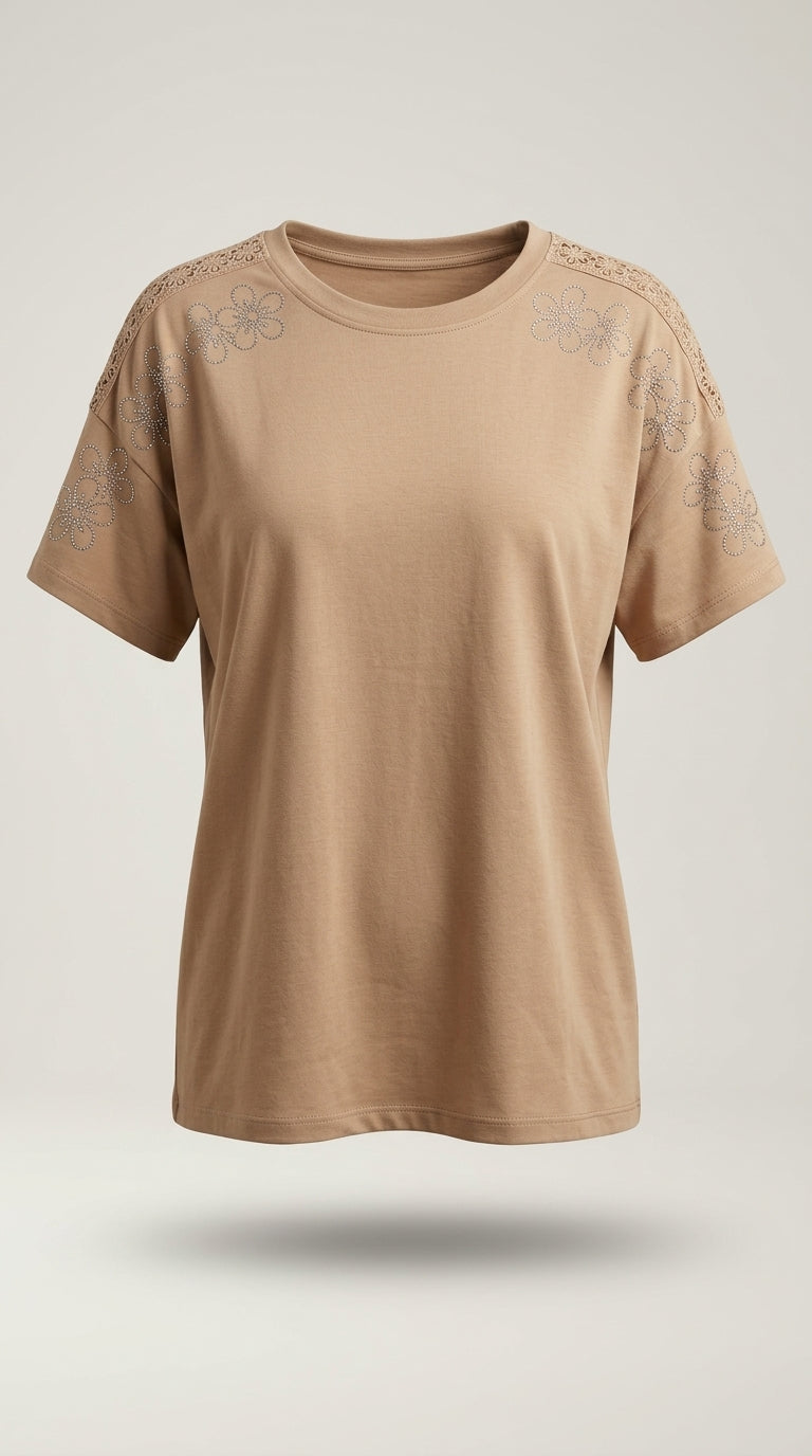 Tricou damă elegant bej cu aplicații florale din strasuri și dantelă pe umeri, mânecă scurtă, stil casual-chic