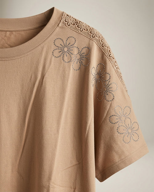 Tricou damă elegant bej cu aplicații florale din strasuri și dantelă pe umeri, mânecă scurtă, stil casual-chic