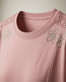 Tricou damă elegant roz prăfuit cu broderie florală cu strasuri și inserții de dantelă pe umeri, mânecă scurtă