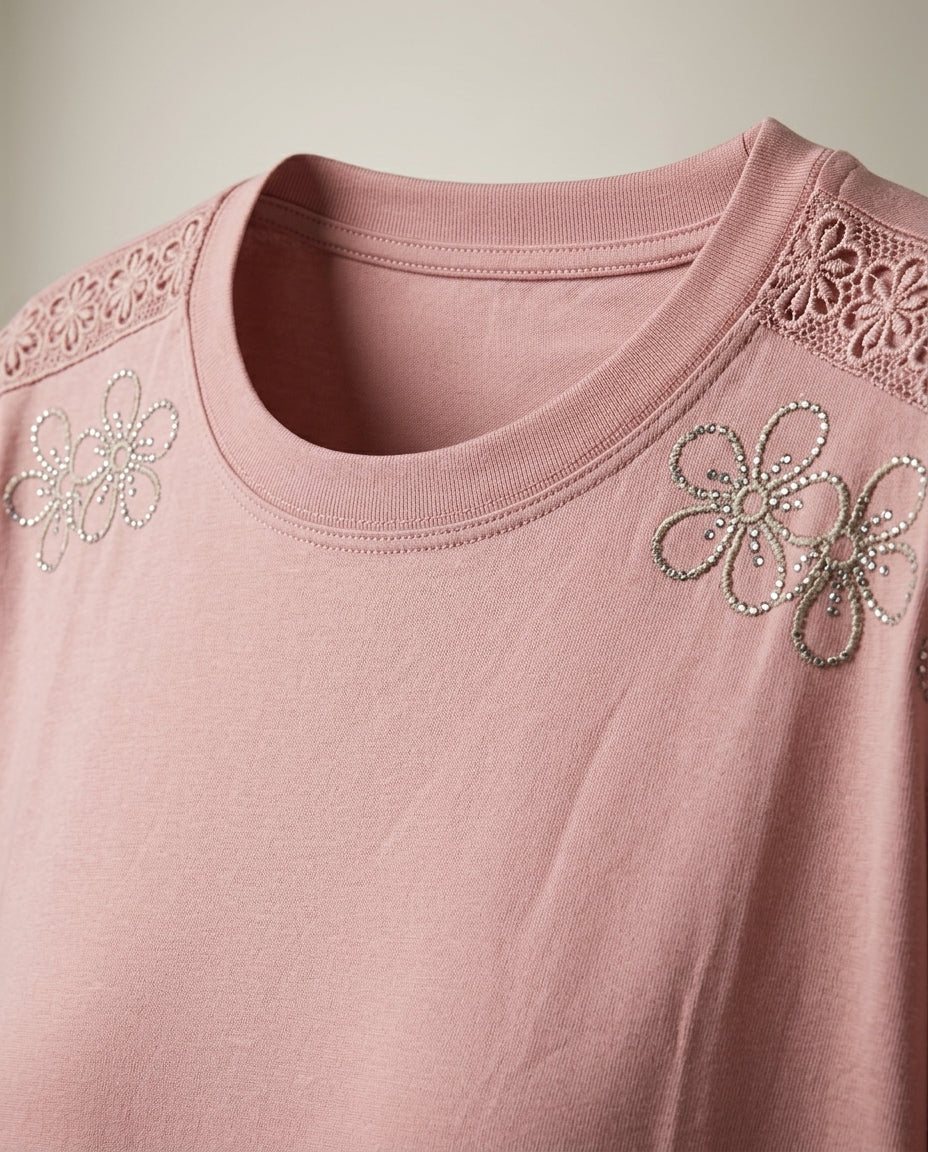Tricou damă elegant roz prăfuit cu broderie florală cu strasuri și inserții de dantelă pe umeri, mânecă scurtă