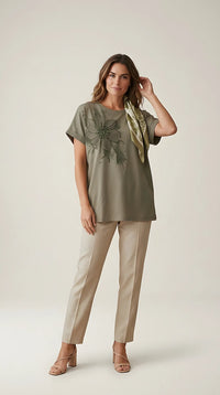 Tricou damă supradimensionat verde kaki cu floare aplicată și mărgele, stil casual-elegant din bumbac | Mira Style