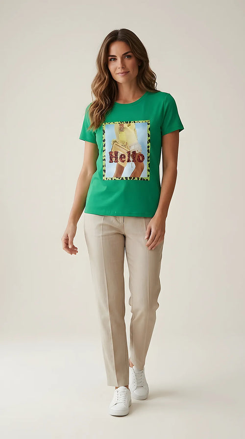 Tricou damă verde din bumbac cu imprimeu grafic 'hello' și detalii leopard, stil casual