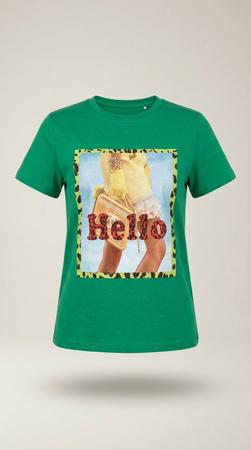 Tricou damă verde din bumbac cu imprimeu grafic 'hello' și detalii leopard, stil casual