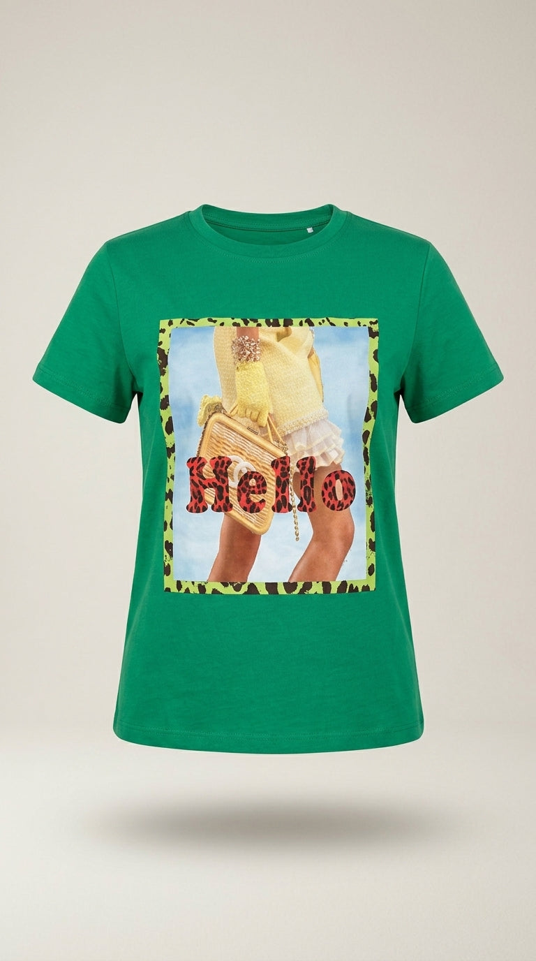 Tricou damă verde din bumbac cu imprimeu grafic 'hello' și detalii leopard, stil casual