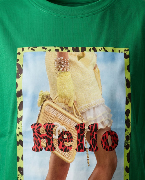 Tricou damă verde din bumbac cu imprimeu grafic 'hello' și detalii leopard, stil casual