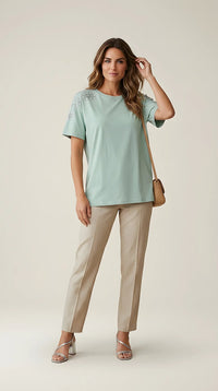 Tricou damă verde mentă cu aplicații florale din pietre strass pe umeri, mânecă scurtă, guler rotund, stil casual-elegant | Mira Style