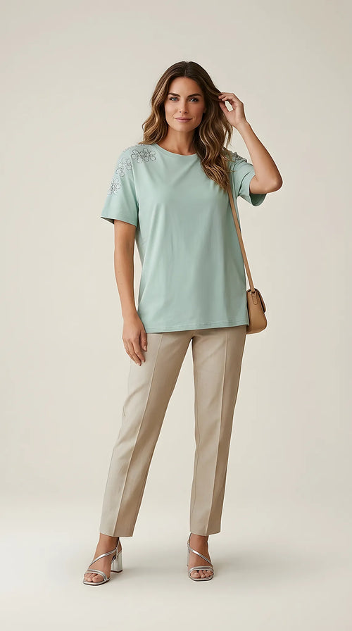 Tricou damă verde mentă cu aplicații florale din pietre strass pe umeri, mânecă scurtă, guler rotund, stil casual-elegant