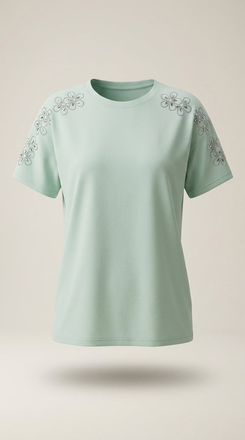 Tricou damă verde mentă cu aplicații florale din pietre strass pe umeri, mânecă scurtă, guler rotund, stil casual-elegant