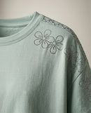 Tricou damă verde mentă cu aplicații florale din pietre strass pe umeri, mânecă scurtă, guler rotund, stil casual-elegant