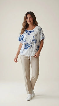 Tricou de damă alb cu imprimeu floral albastru și text argintiu metalizat, mânecă scurtă cu șnur în talie, stil casual | Mira Style