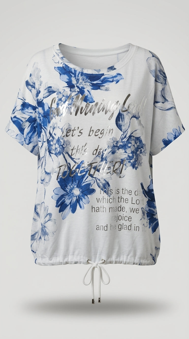 Tricou de damă alb cu imprimeu floral albastru și text argintiu metalizat, mânecă scurtă cu șnur în talie, stil casual