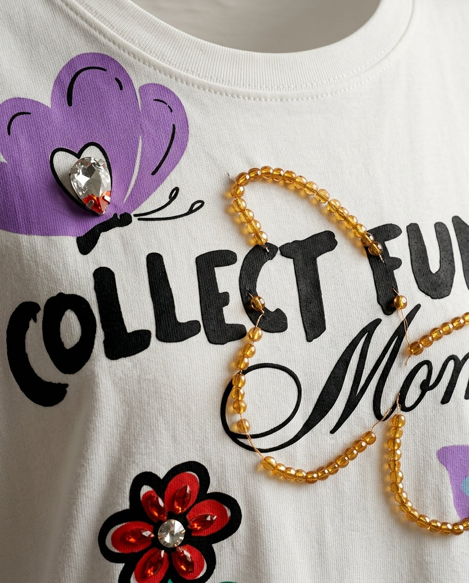 Tricou de damă alb din bumbac cu imprimeu artistic "collect funny moments", aplicații cu mărgele și design multicolor stil graffiti